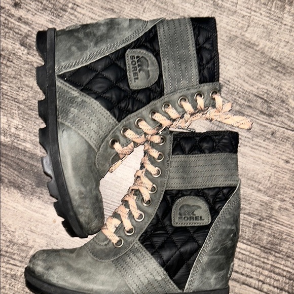 Sorel Gray Lace Up Boots with Suede Texture - Picture 7 of 7